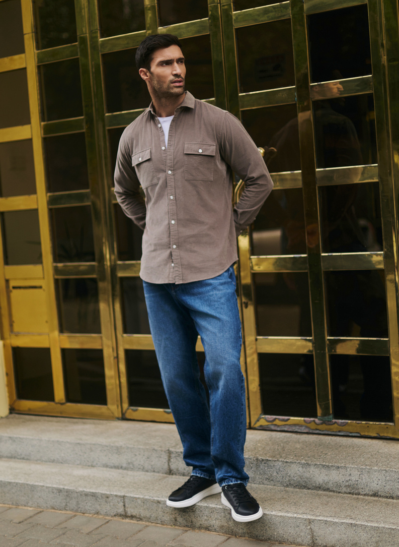 Brązowa koszula sztruksowa z kieszeniami na piersi