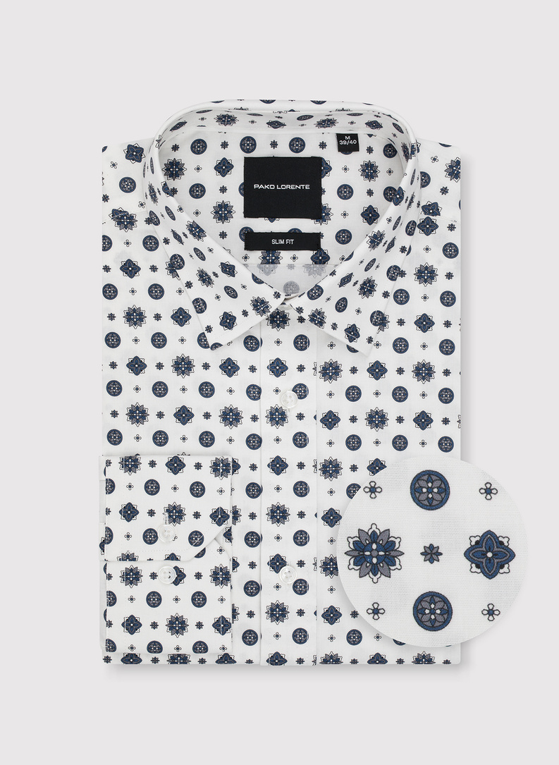 Biała koszula w niebieski wzór geometryczny