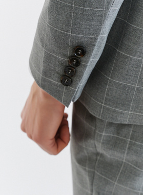 Szary garnitur męski z wełny