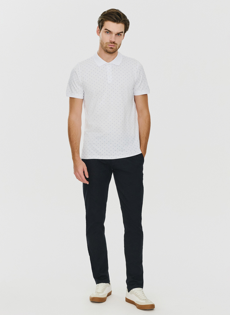 Biały t-shirt polo w w geometryczny wzór