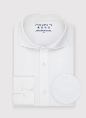 Biała dzianinowa koszula męska