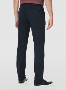 Gładkie spodnie męskie w kolorze granatowym