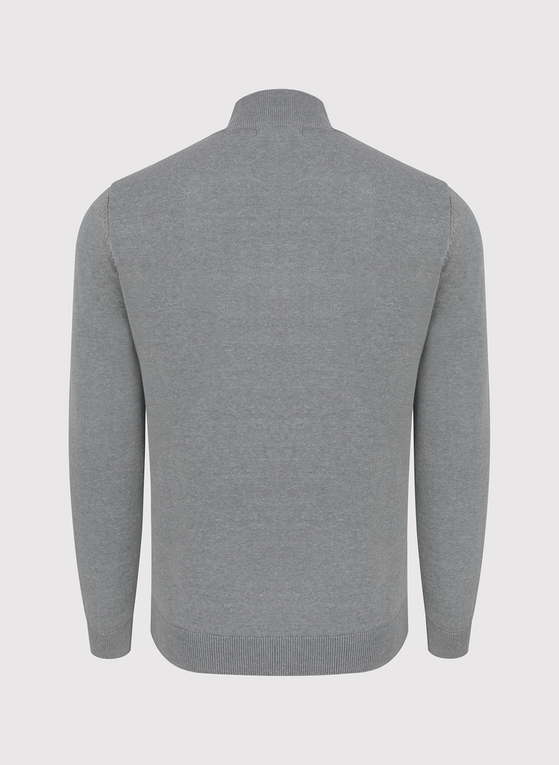 Szary sweter z wysoką stójką 