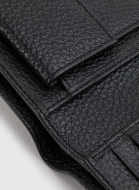 Czarny portfel męski zapinany na pasek