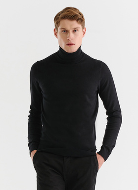 Gładki basicowy golf męski w kolorze czarnym