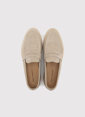 Beżowe mokasyny z zamszu