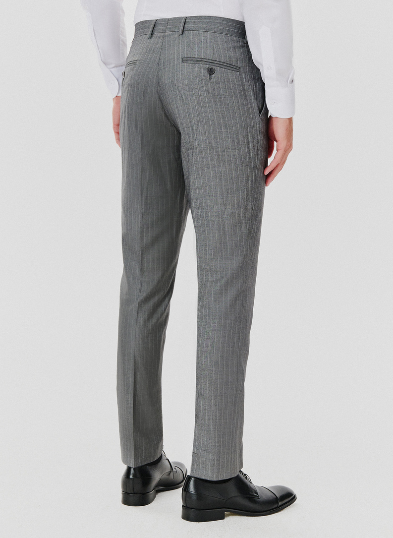 Dwuczęściowy garnitur męski w prążek