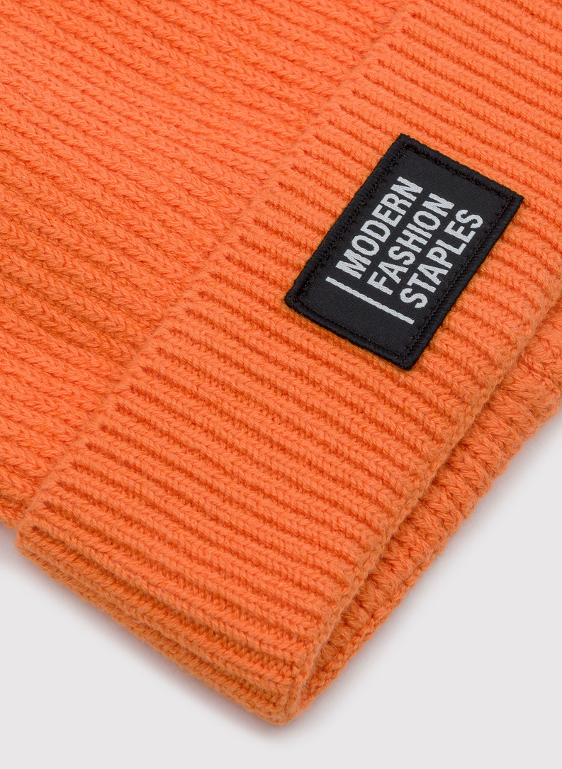 Czapka w kolorze pomarańczowym