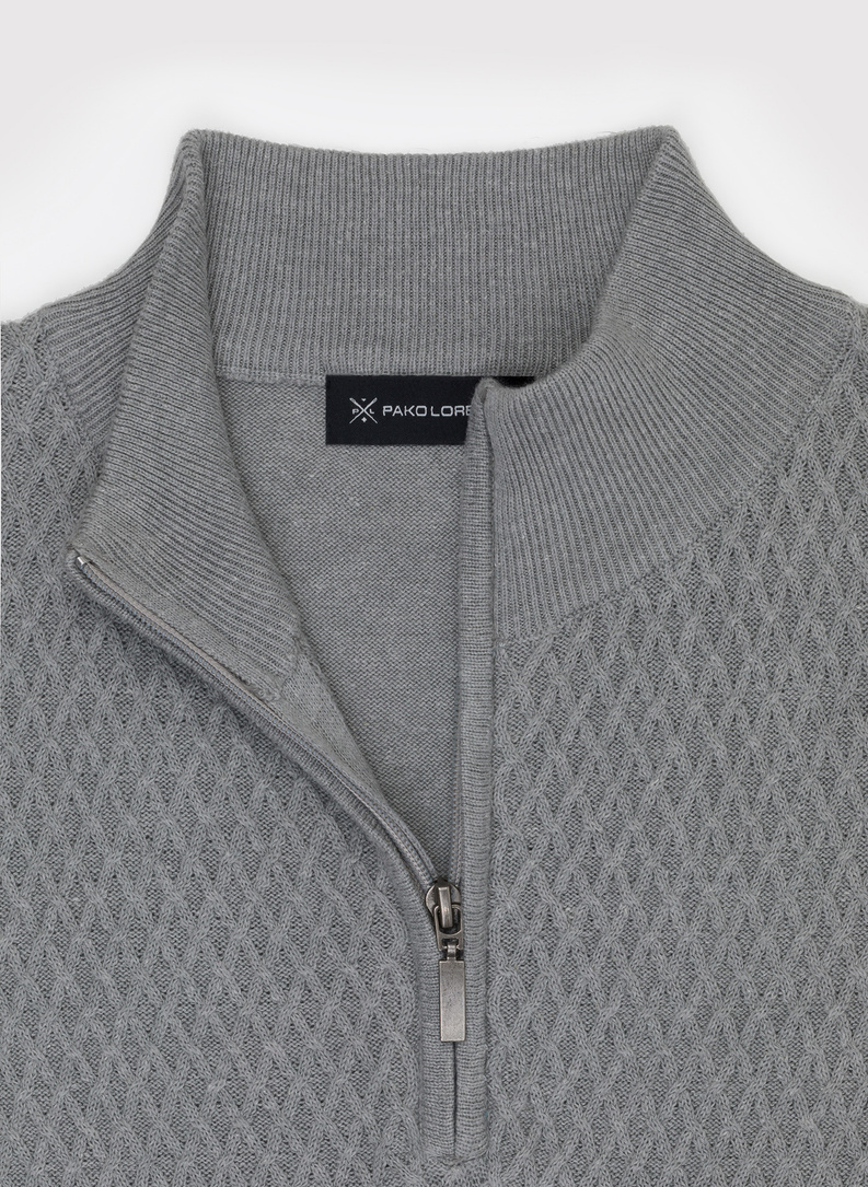 Szary sweter z wysoką stójką 