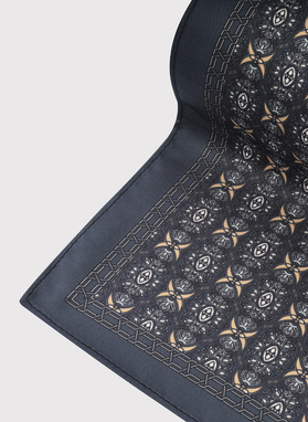 Ciemnoszara poszetka w geometryczny wzór