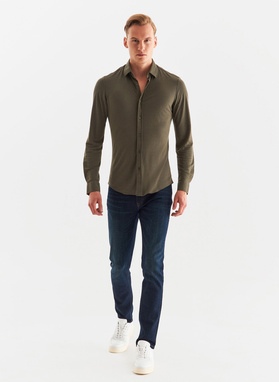 Gładka taliowania koszula w kolorze ciemnozielonym