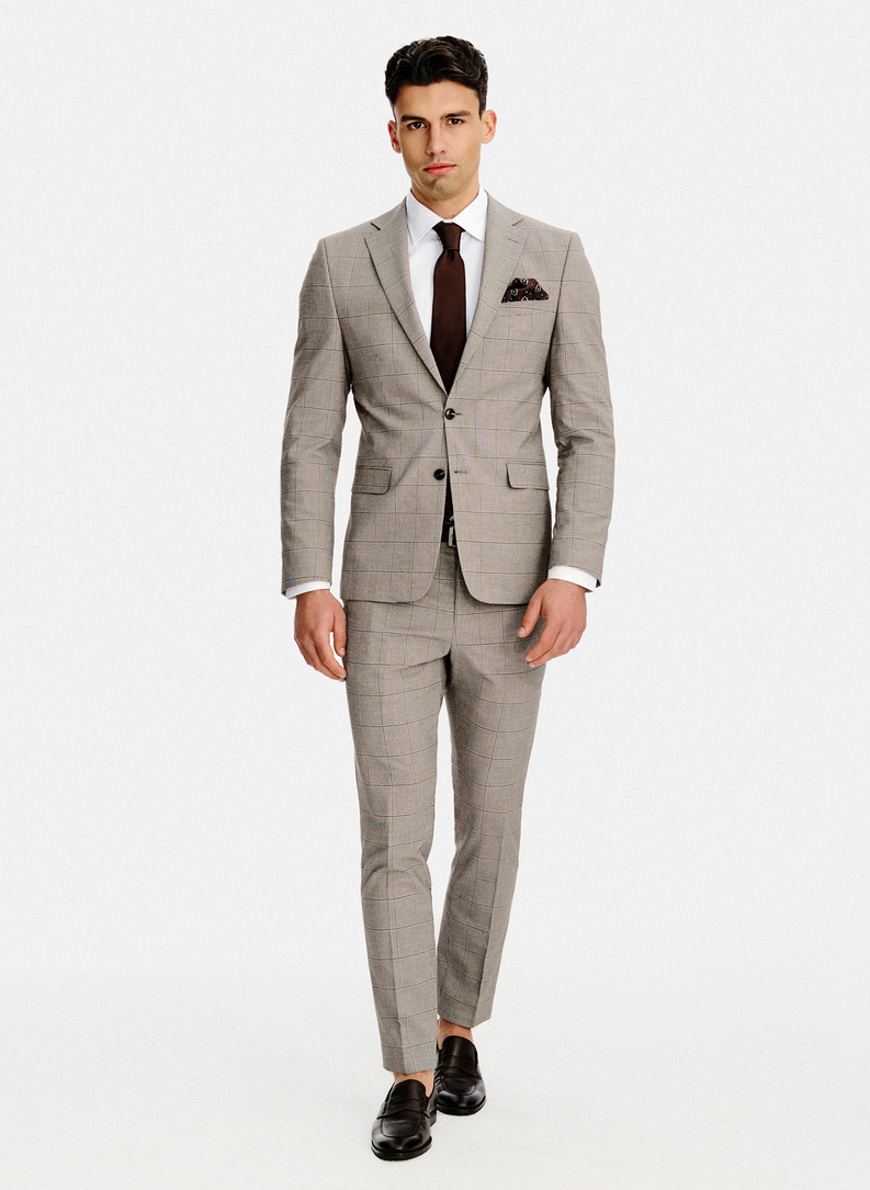 Brązowy garnitur w kratę