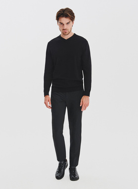 Czarny sweter męski v-neck