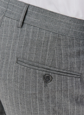 Dwuczęściowy garnitur męski w prążek