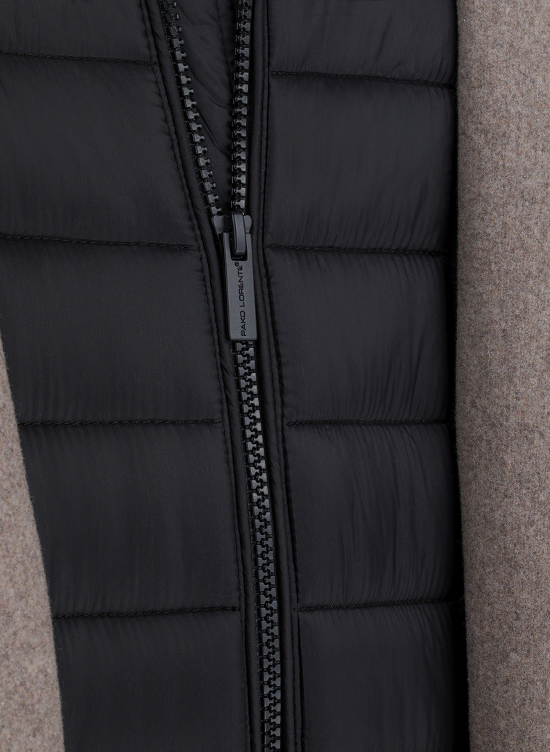 Beżowy płaszcz męski z odpinaną stójką