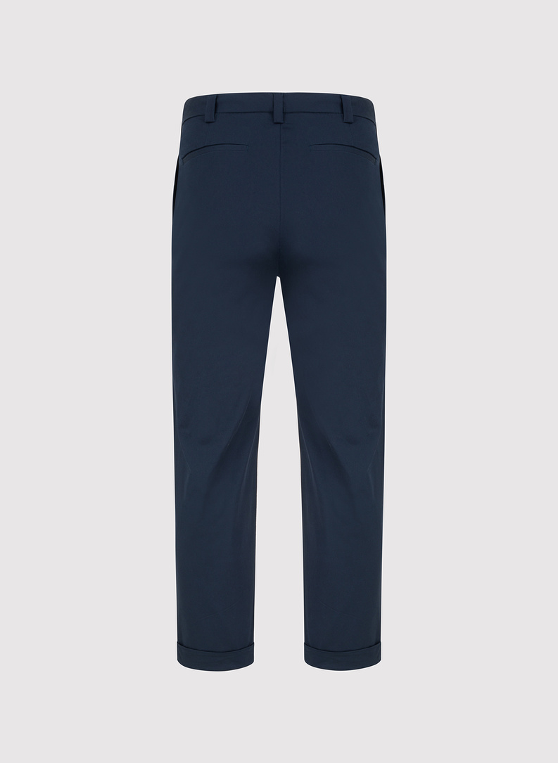 Granatowe spodnie z podwiniętą nogawką