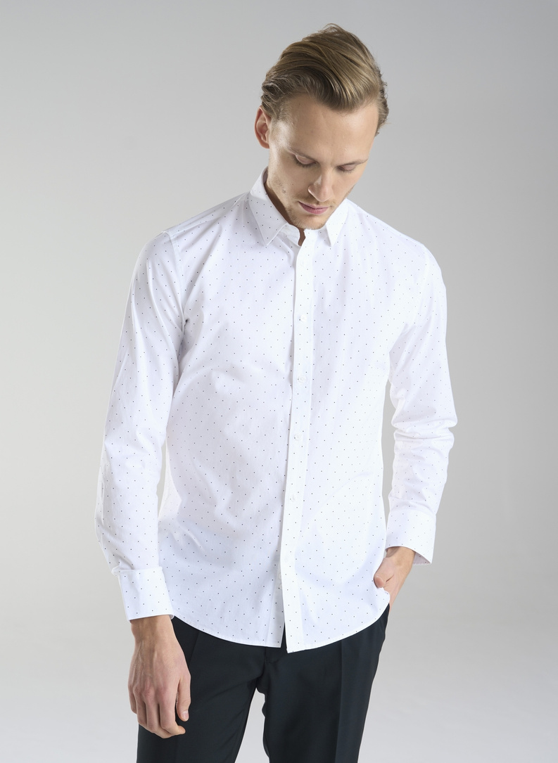 Biała koszula męska w czarne kropki
