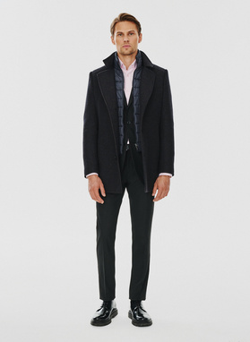 Brązowy płaszcz męski w drobną kratę