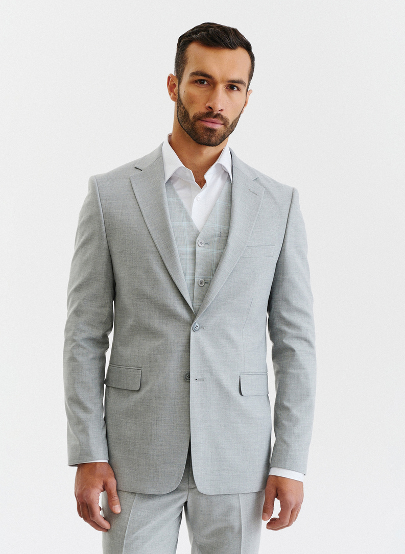 Gładki jasnoszary garnitur męski