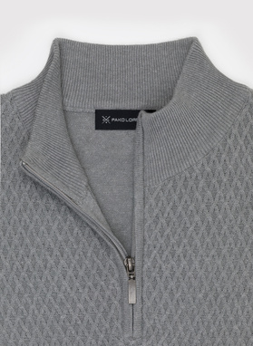 Szary sweter z wysoką stójką 