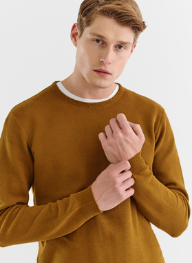 Musztardowy sweter męski z okrągłym dekoltem