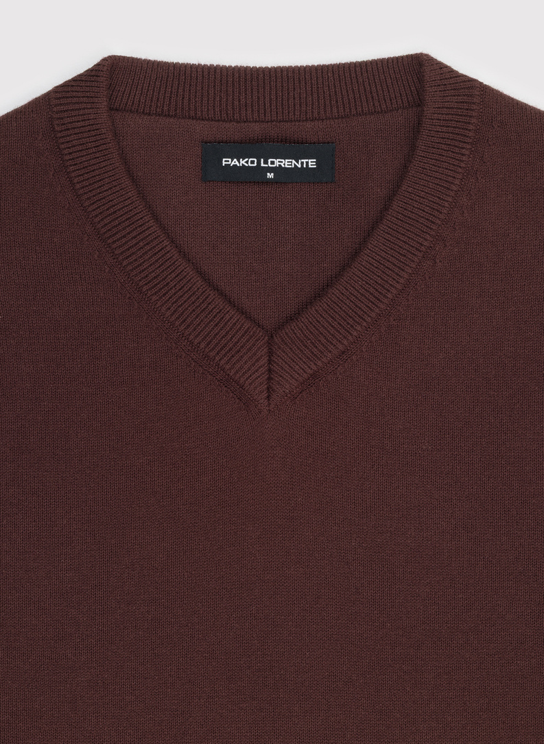 Brązowy sweter męski w serek