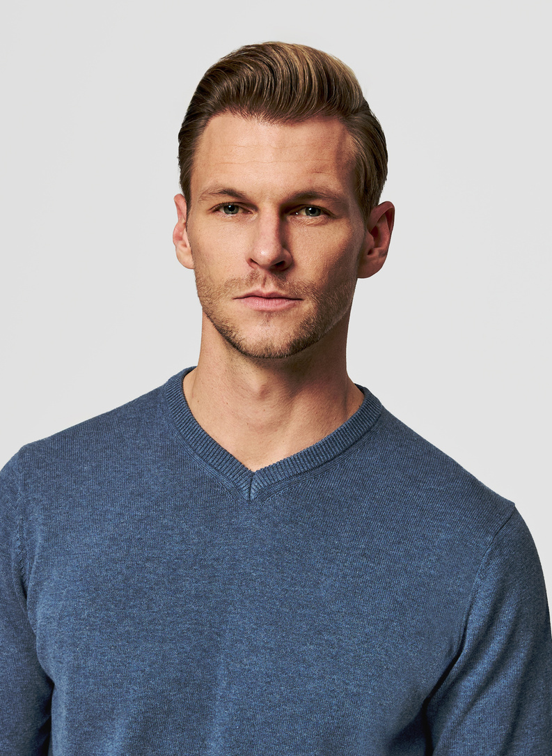 Niebieski męski sweter w serek 