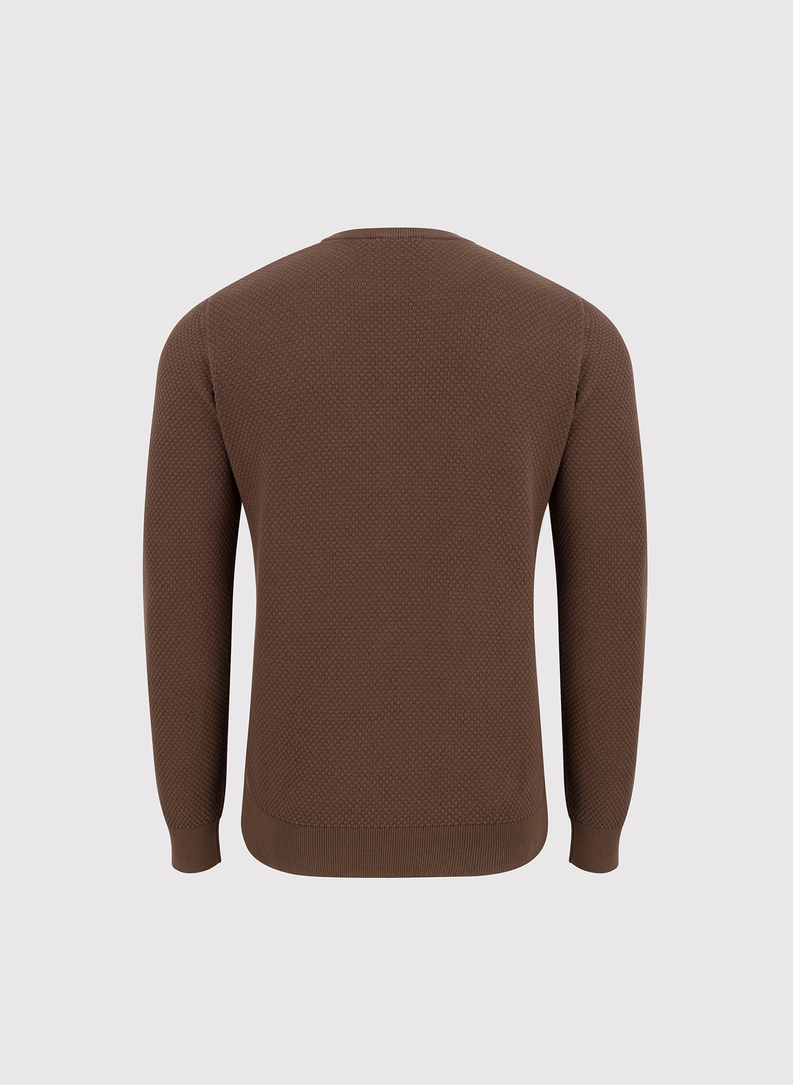 Brązowy sweter męski