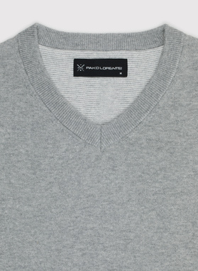 Jasnoszary męski sweter w serek 