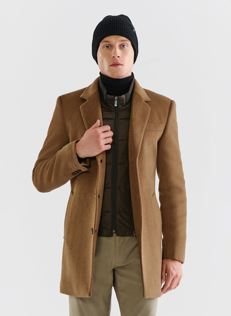 Kamelowy płaszcz męski z odpinaną stójką