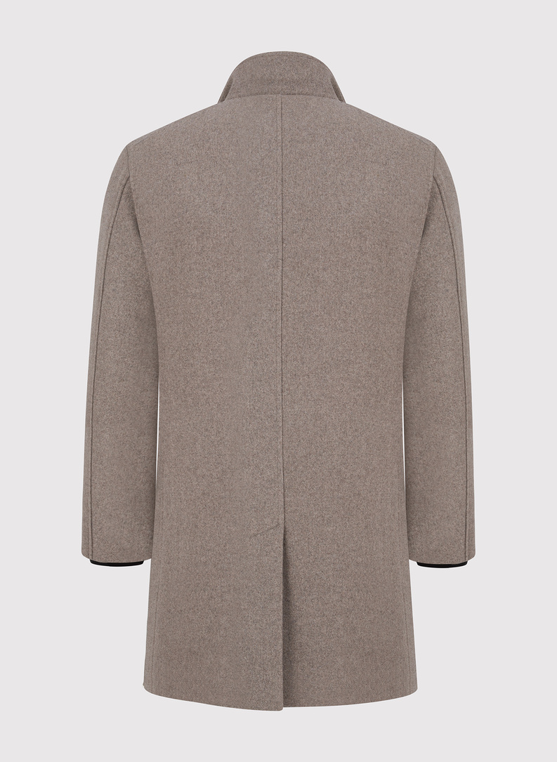 Beżowy płaszcz męski z odpinaną stójką