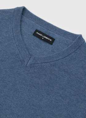 Niebieski męski sweter w serek 