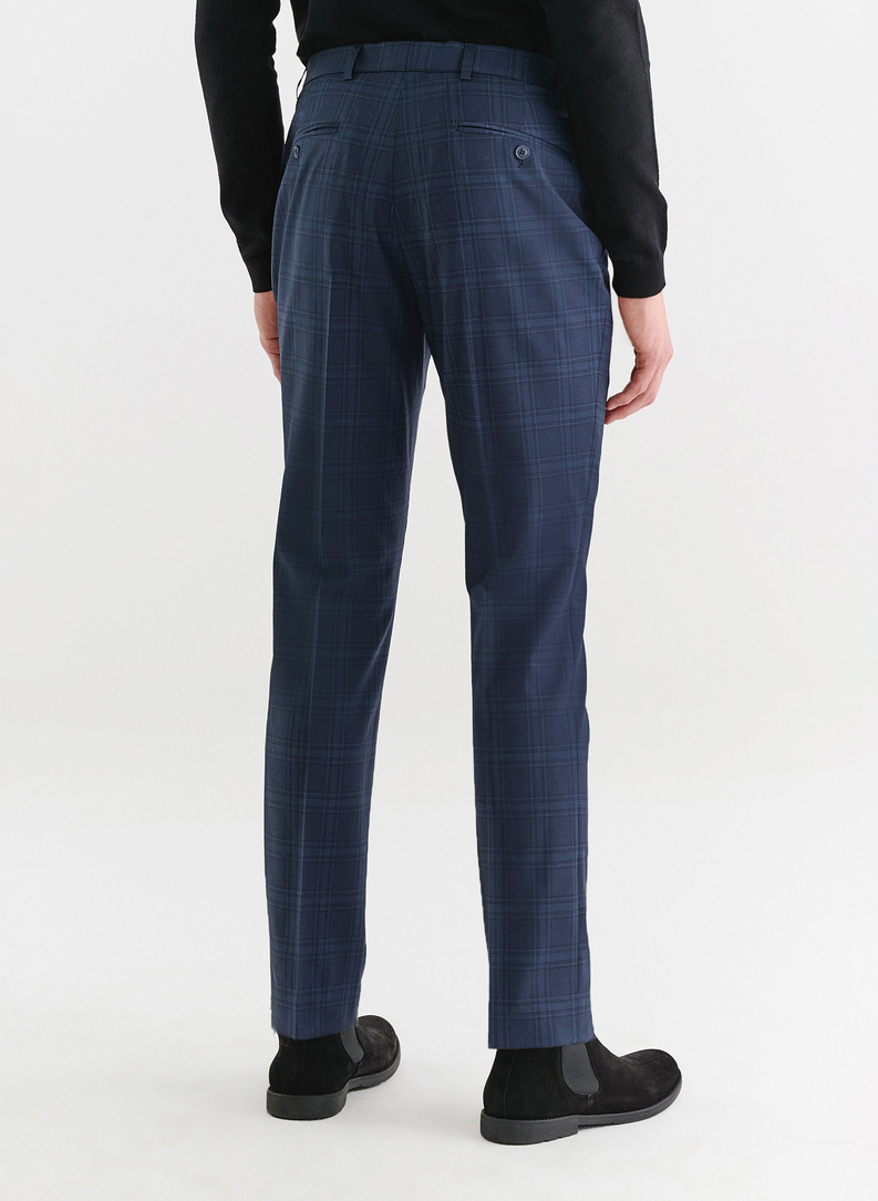 Granatowy garnitur z wełną