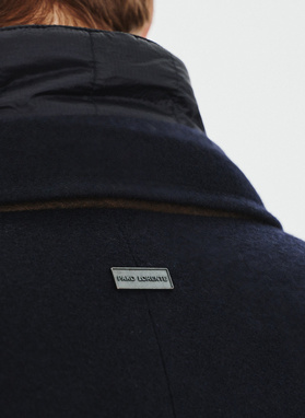 Męski płaszcz z wełną w kolorze granatowym