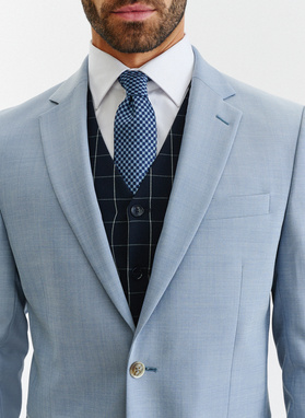 Błękitna marynarka garniturowa o widocznej strukturze