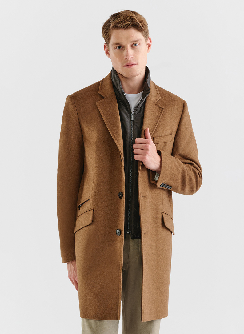 Męski kamelowy płaszcz z wełną