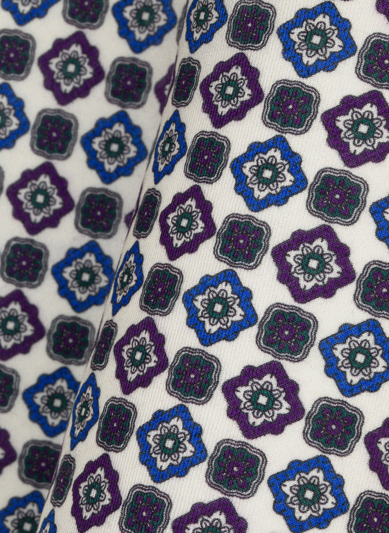 Biała poszetka we wzór