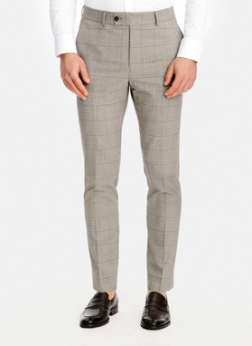 Brązowy garnitur w kratę