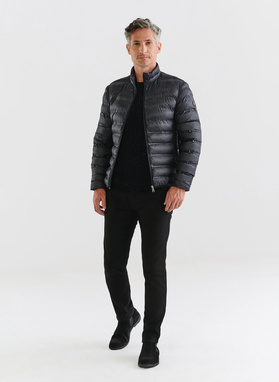 Krótka pikowana kurtka w kolorze czarnym