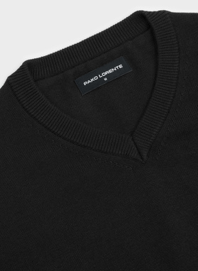 Czarny sweter v-neck