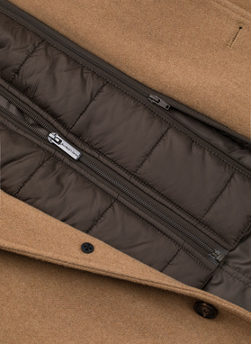 Beżowy płaszcz męski z odpinanym kołnierzem