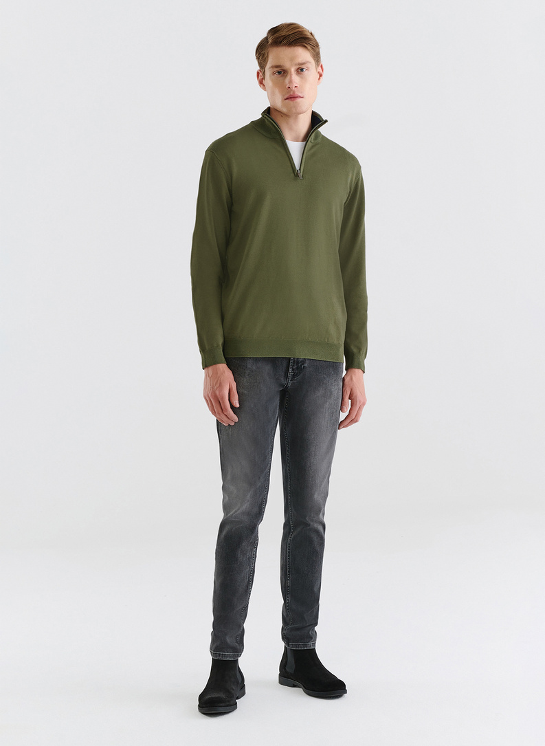 Zielony sweter z wysoką stójką zapinaną na zamek