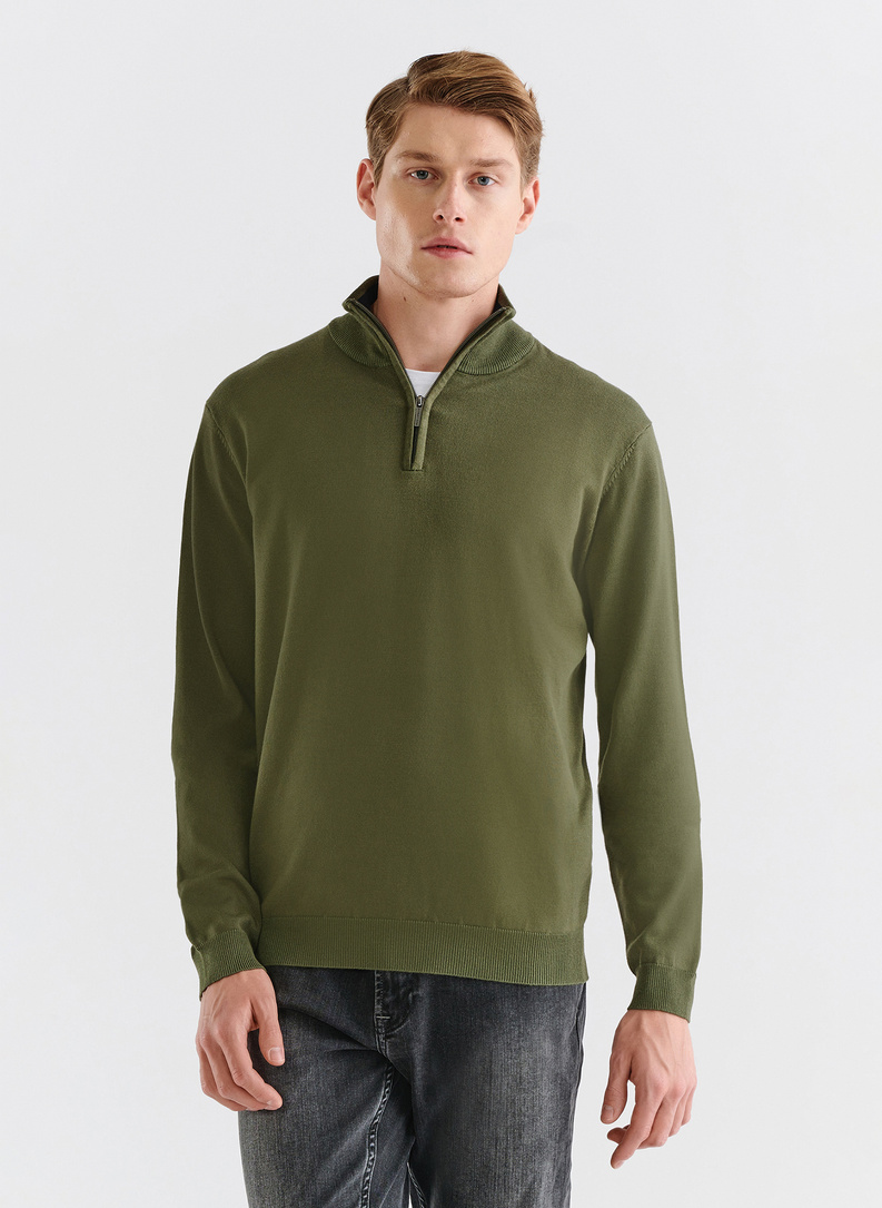 Zielony sweter z wysoką stójką zapinaną na zamek