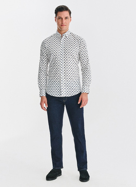 Biała koszula w niebieski wzór geometryczny