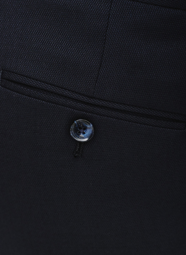 Gładki granatowy garnitur męski