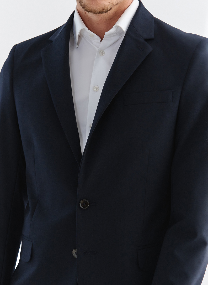 Gładki granatowy garnitur męski