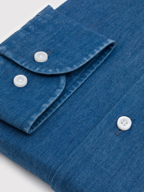 Niebieska koszula jeansowa