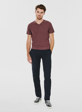 Bordowy gładki t-shirt v-neck