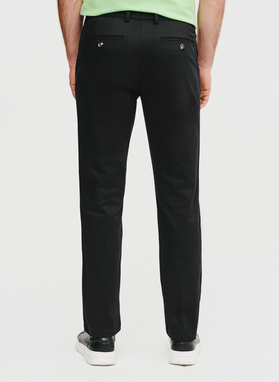 Czarne spodnie z zaszewkami