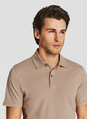 Beżowy t-shirt polo